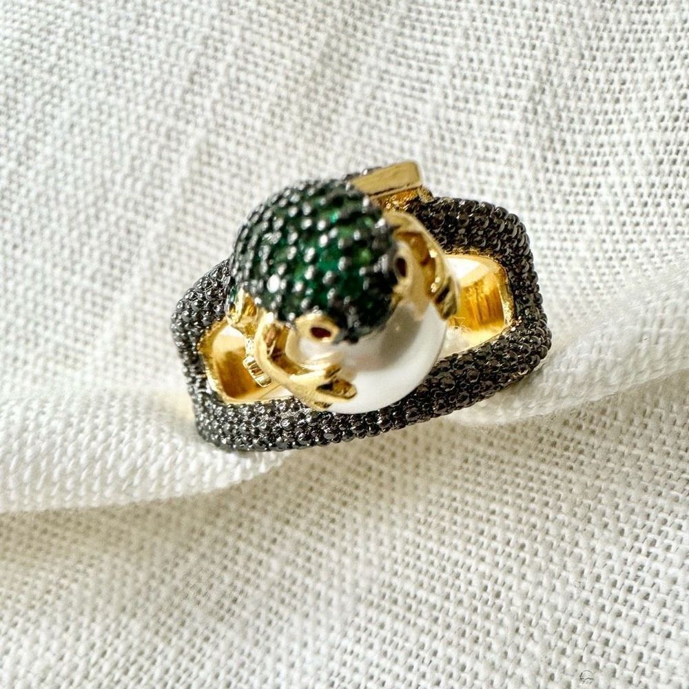 Frog hugging pearl ring - Picture 7 of 8